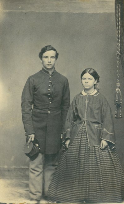 Retrato de cuerpo entero de soldado de la Unión no identificado en uniforme y mujer con vestido de Kilbourn Leroy Gates